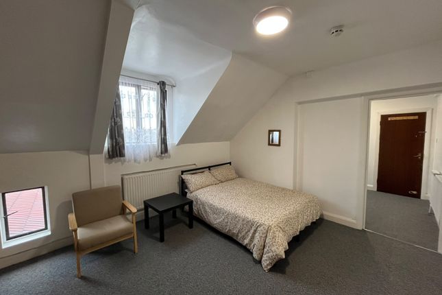 Flat 2nd Flr, 43a King Street, SOUTHALL photo 2