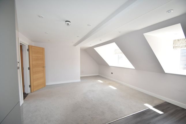 Thumbnail Flat to rent in Station Road, Gerrards Cross