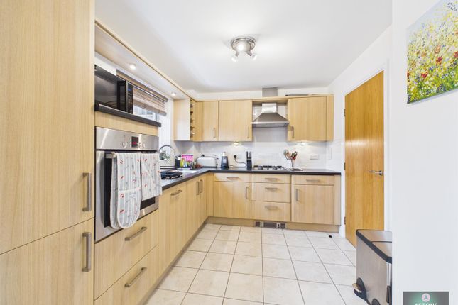 6, Barn Close, Crawley photo 3