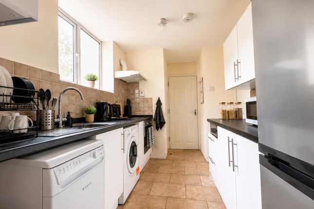 16, Ilex Close, Englefield Green photo 2
