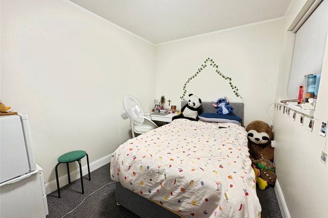 Room 1, 11, Fairview Avenue, Surrey photo 2
