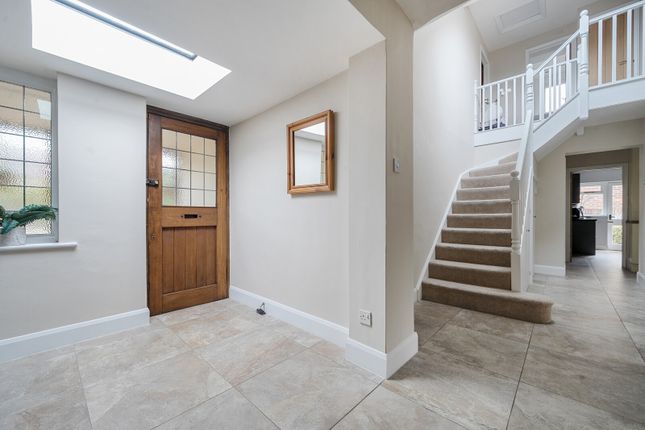 7, Shortheath Crest, Farnham photo 2