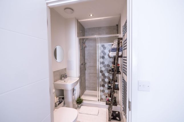 Flat for sale in Hickman Avenue, London