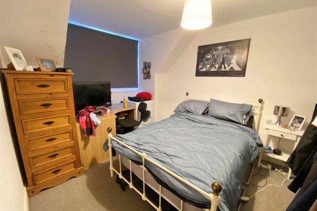 11b, Bradmore Green, Herts photo 2
