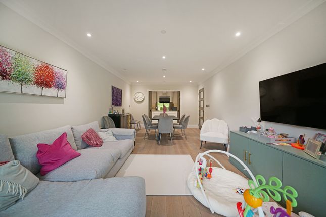 Spectrum Apartments, 90 Hillview Gardens, London photo 4