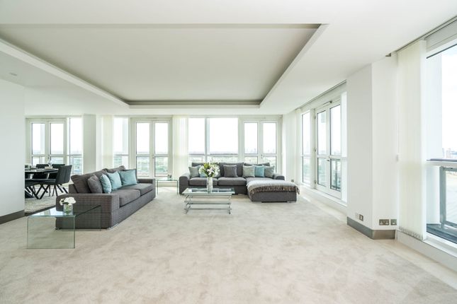 Duplex to rent in Canary Riverside, London