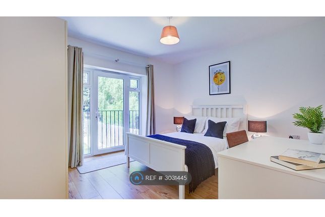 A Dukes Avenue, New Malden photo 5