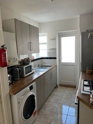 61, Warwick Gardens, Thornton Heath photo 4