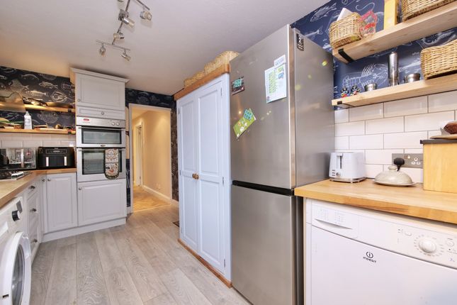 12 Glovers Close, Milborne Port, Sherborne photo 3