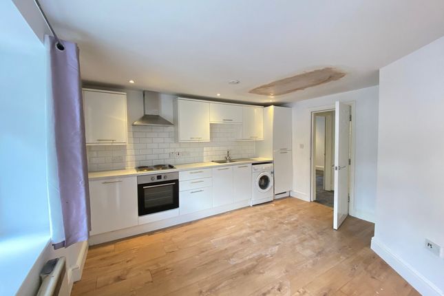 Flat to rent in Desborough Avenue, High Wycombe