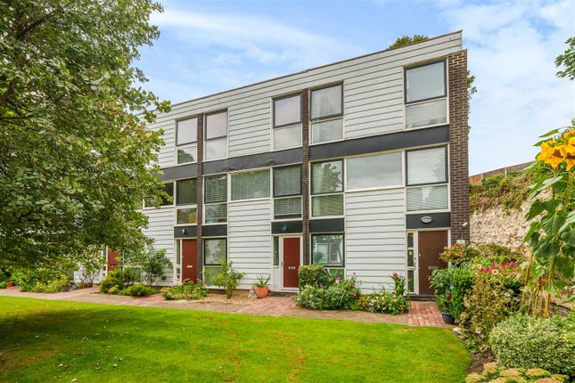 Town house for sale in Bankside Close, Carshalton