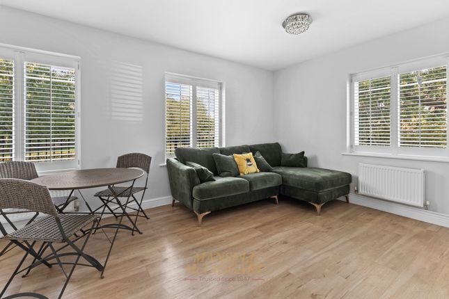 28 Hammingden Court, Crawley photo 2