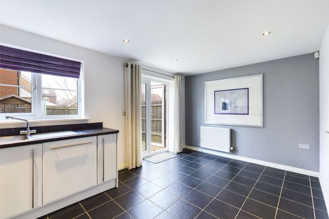 98, Corbetts Way, Thame photo 3