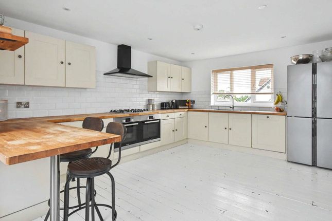 28, Wings Road, Surrey photo 2
