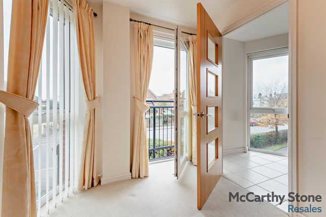 18 Farringford Court, Avenue Road, Lymington photo 3