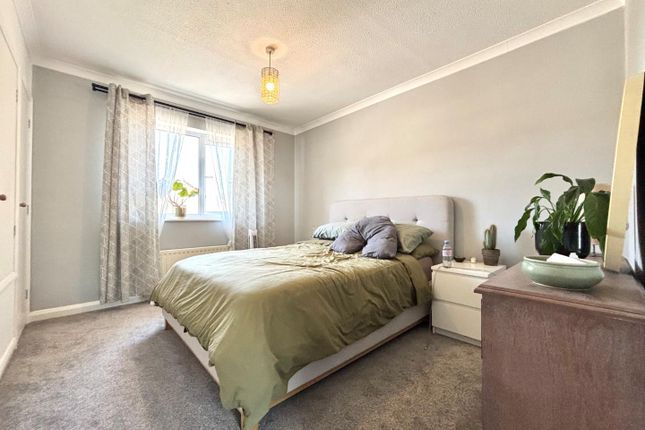 20, Ramblers Way, Waterlooville photo 4