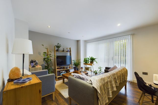 2-bed flat on 102 Rivergate House (Block A), Wilburn Basin, Ordsall Lane, Salford, £255,000