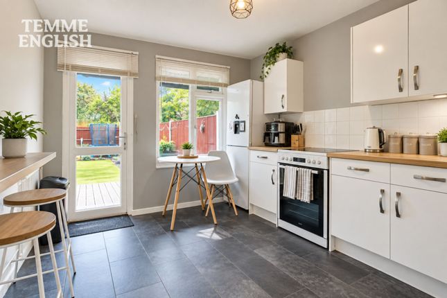 14 Loxford, Basildon photo 4
