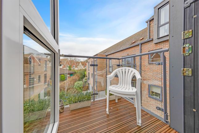 1-bed flat on 40 The Clockhouse, London Road, Guildford, £125,000