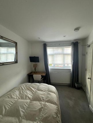 61, Brassie Avenue, London photo 2