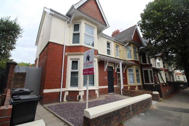 Flat to rent in Albany Road, Roath, Cardiff
