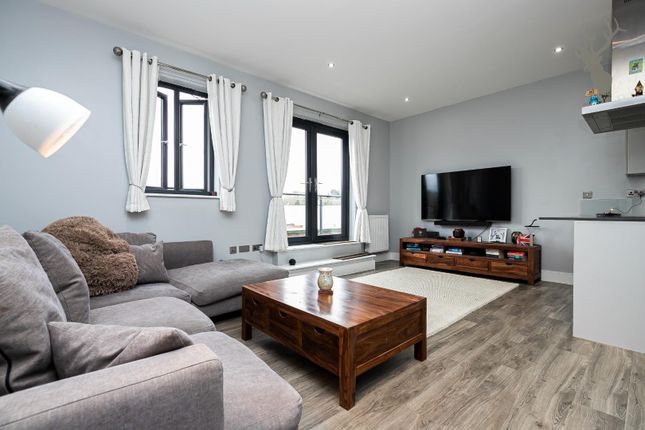 Flat for sale in Church Hill, Loughton