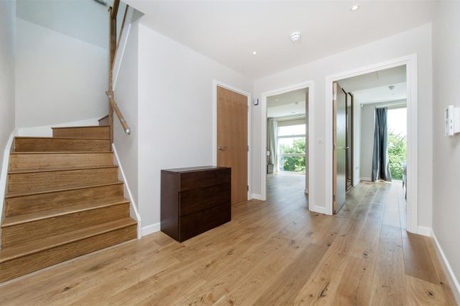 Flat for sale in Waterfront Apartments, London