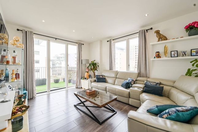 3-bed flat on Boyd Building, Gallions Reach, £535,000