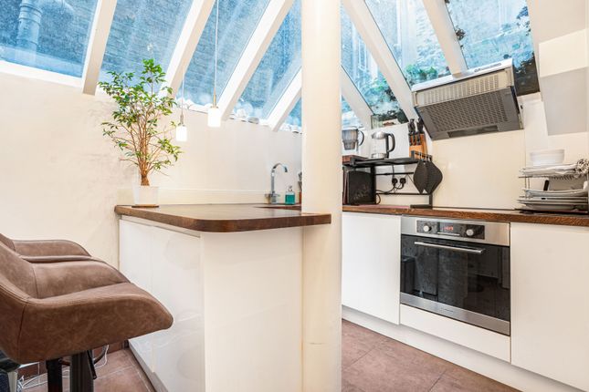 Flat 2, 10, Gilbert Place, London photo 4
