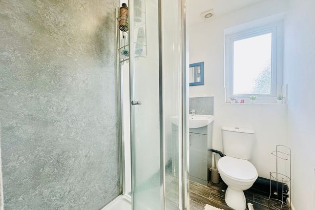 147 Harlaxton Drive, Nottingham photo 3