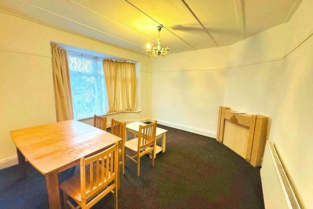 5 GRAND AVENUE, WEMBLEY photo 2
