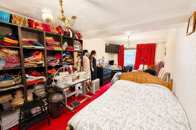 56 Gainsborough Road, Hayes photo 4