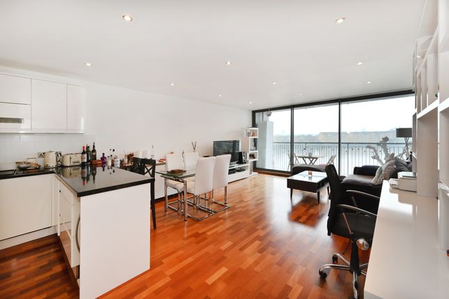 Thumbnail Flat for sale in Selsdon Way, Canary Wharf