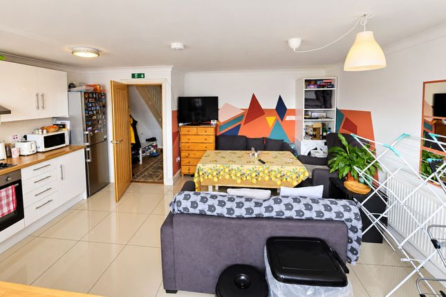 15 Raglan Road, London photo 4