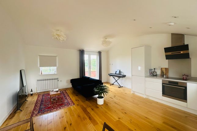 Thumbnail Flat to rent in Courtlands, Maidenhead