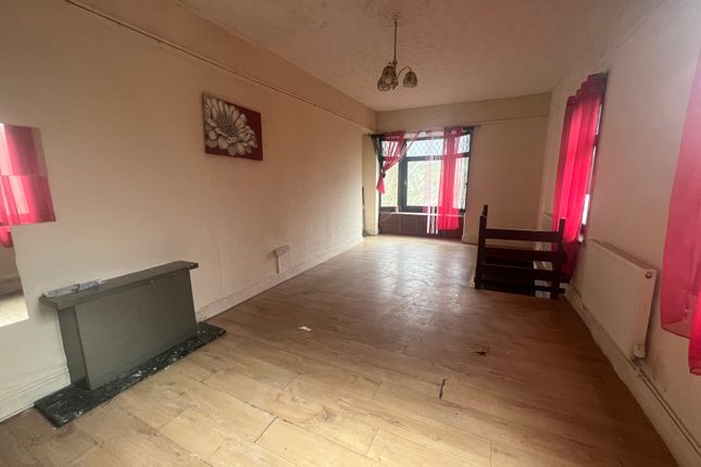 Flat to rent in East Road, Ferndale
