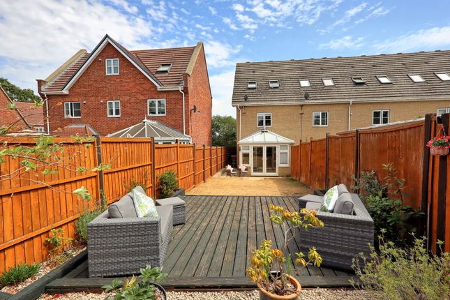 16, Chichester Close, Grays photo 4