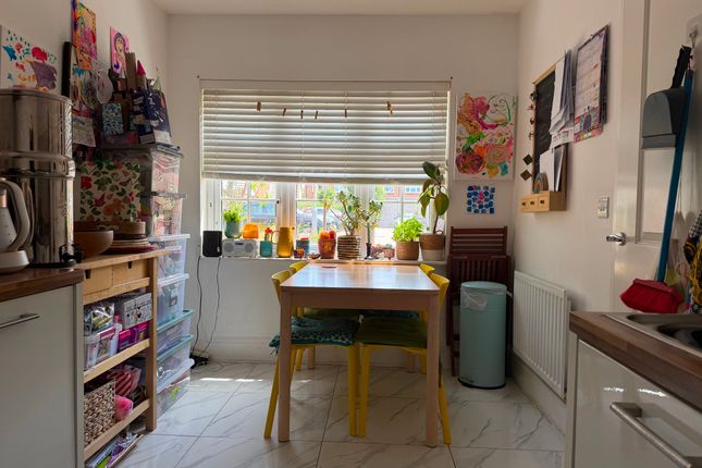 4 Lakeside Close, Faversham photo 3