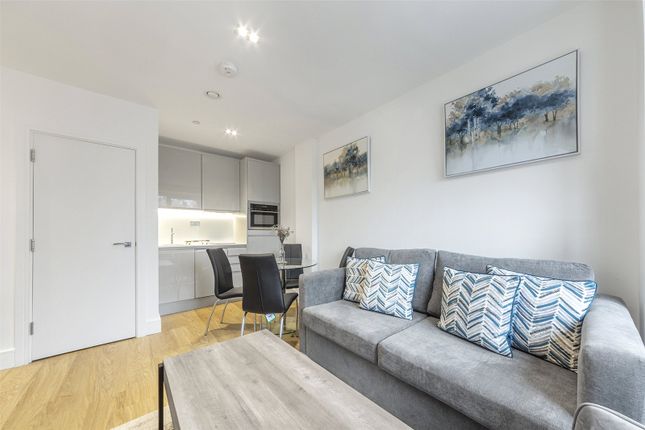 Thumbnail Flat for sale in Pinnacle House, Home Park Mill Link, Kings Langley, Hertfordshire