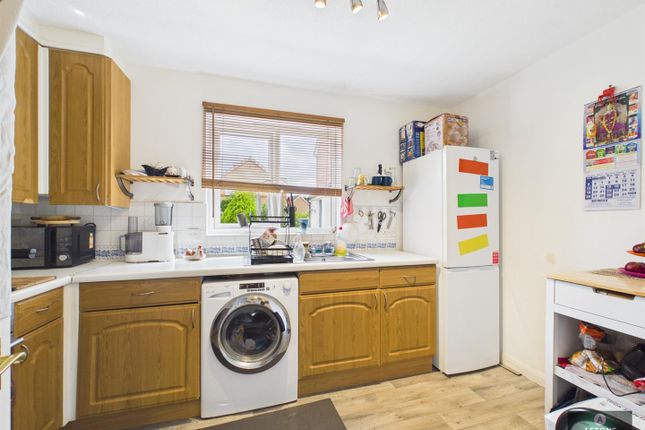 6, Stepney close, Crawley photo 4