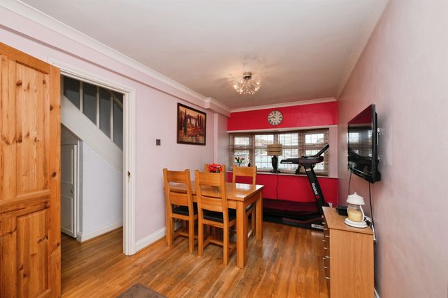 119, Caxton Road, Hoddesdon photo 2