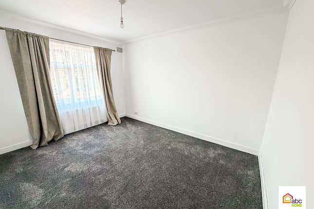 32 Havering Gardens, Romford photo 2