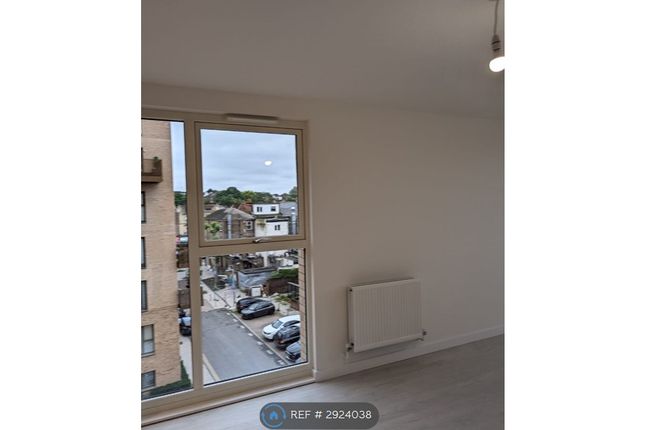 Flat, Wryneck Apartments Perryfield Way, London photo 2