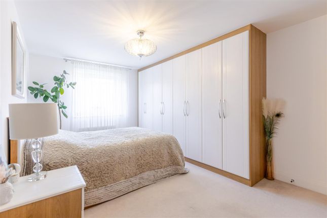 Flat 7, Hinds Court, Perkins Gardens, Ickenham photo 4