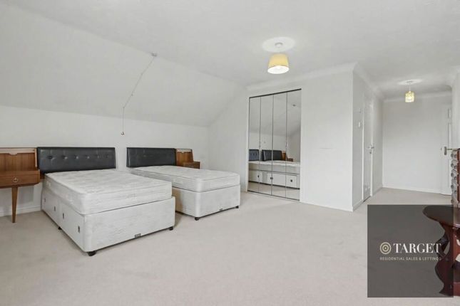34 Silverbirch Court, Friends Avenue, Waltham Cross photo 4