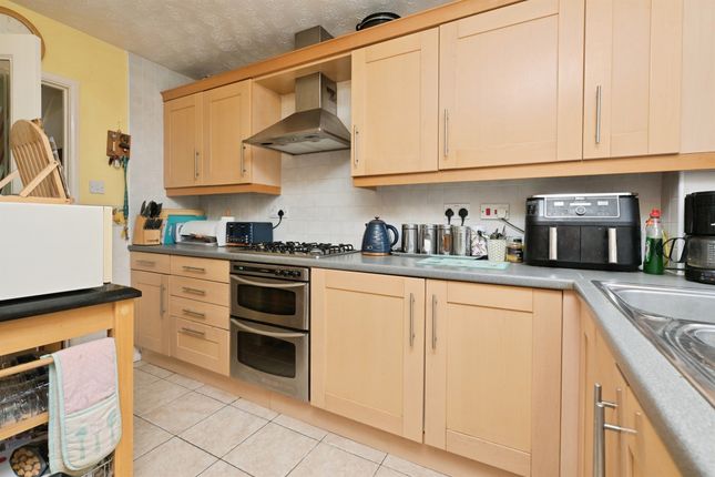 17, Paulsgrove, Peterborough photo 3