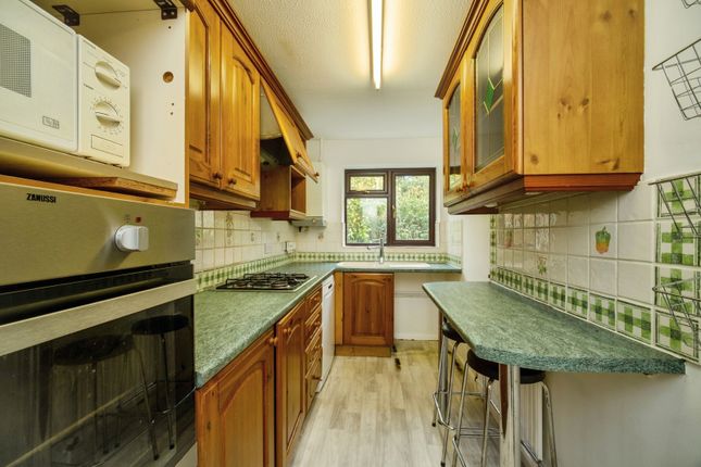 32, Broad Ha'penny, Farnham photo 2