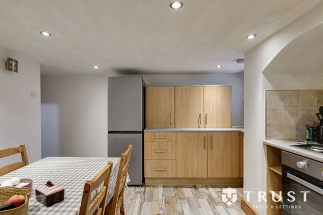16 Knowles Hill Road, Dewsbury photo 4