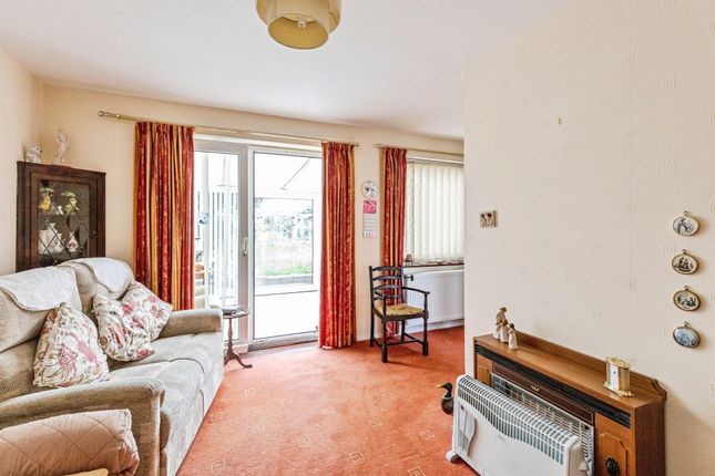 18, Barker Close, RUSHDEN photo 2
