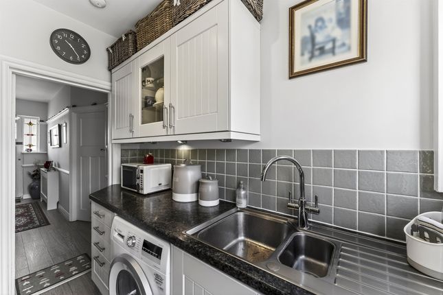 62, Rutland Drive, Morden photo 3